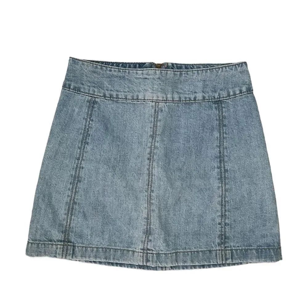 Free People Mini Skirt. Light wash denim. Great condition! Size 0